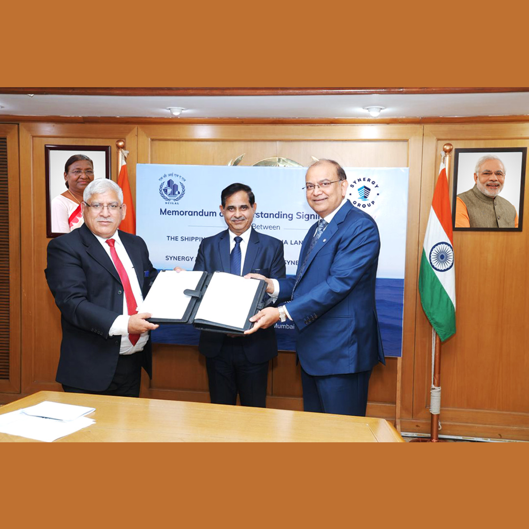 インド海運公社のソム・ラージ船長、SCILALおよびインド海運公社会長兼マネージングディレクターのB.K.ティヤギ船長、そしてムンバイでの覚書調印式典で、シナジー・マリン・グループの船舶管理CEO、アジャイ・チャウドリーが登場しました